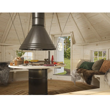 Interiör av en grillstuga med grillbord, bänkar och dekorationer för en mysig atmosfär.