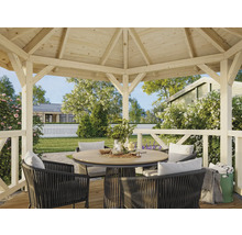 Trädgårdspaviljong i trä med rund sittgrupp i trädgården