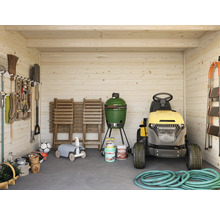 Trädgårdshus i trä med trädgårdsredskap, trädgårdstraktor och grill