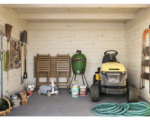 Trädgårdshus i trä med trädgårdsredskap, trädgårdstraktor och grill