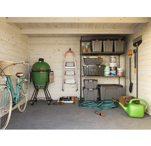 Ljust trädgårdsskjul med cykel, grill, stege, hylla och trädgårdsredskap