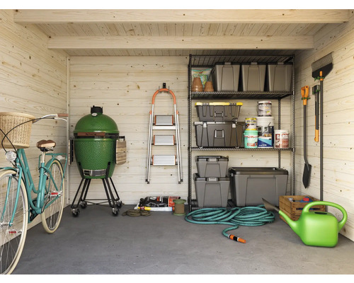 Ljust trädgårdsskjul med cykel, grill, stege, hylla och trädgårdsredskap