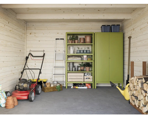 Interiör av ett trädgårdshus i trä med gräsklippare, stege, hylla, skåp och trädgårdsredskap