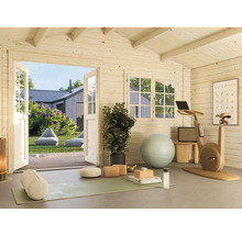 Trädgårdshus i trä med träningsutrustning och utsikt över trädgården