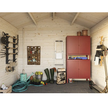 Interiör av ett trädgårdsskjul med verktyg, trädgårdsredskap och förvaringsskåp.