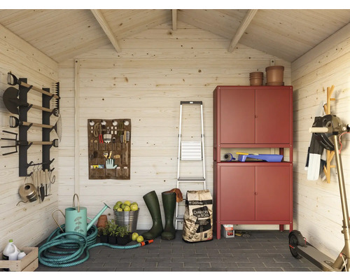 Interiör av ett trädgårdsskjul med verktyg, trädgårdsredskap och förvaringsskåp.