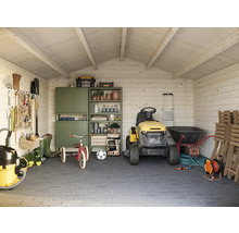 Organiserat trädgårdsskjul med åkgräsklippare, verktyg och trädgårdsartiklar.