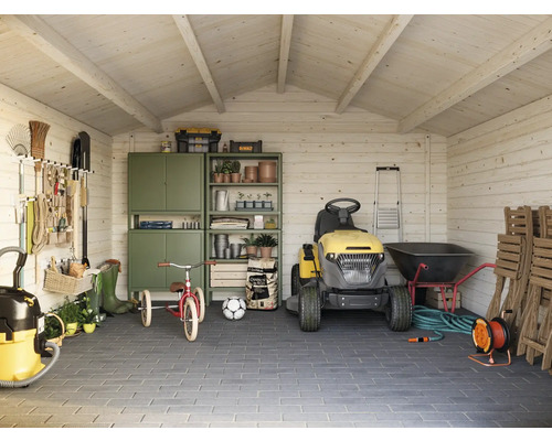 Organiserat trädgårdsskjul med åkgräsklippare, verktyg och trädgårdsartiklar.