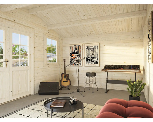 Interiör av ett trädgårdshus i trä med musikinstrument och möbler