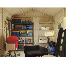 Interiör av en träbod med hyllor, verktyg och trädgårdsredskap.