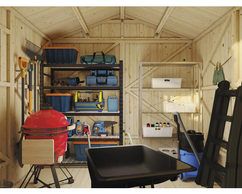 Interiör av en träbod med hyllor, verktyg och trädgårdsredskap.