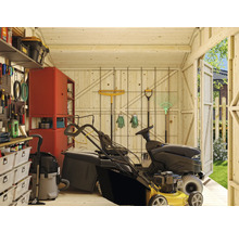 Ljust trädgårdsskjul med trädgårdsredskap, gräsklippare och verktyg