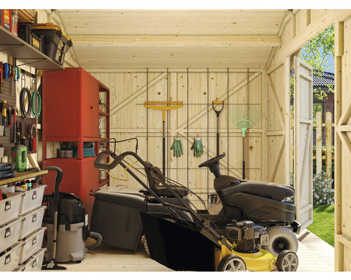 Ljust trädgårdsskjul med trädgårdsredskap, gräsklippare och verktyg