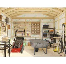 Interiör av trädgårdsskjul med verktyg, gräsklippare och skottkärra