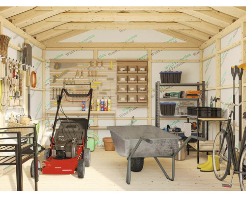 Interiör av trädgårdsskjul med verktyg, gräsklippare och skottkärra