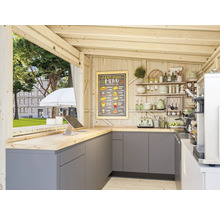 Interiör av ett gatukök med disk, köksredskap och meny