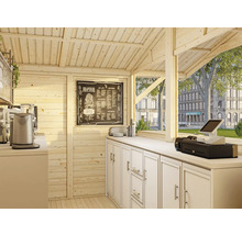 Interiörbild av ett ljust trähus med bänk, kaffebryggare och meny