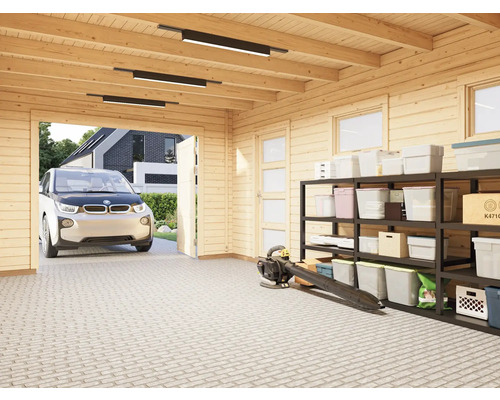 Ljust trägarage med hyllor, lövblås och elbil