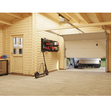 Ljust garage med träväggar, öppen garageport och verktygsvägg