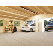 Garage med träväggar, verktyg, lövblås och två bilar