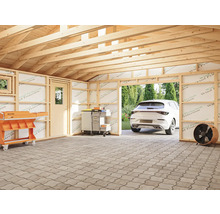 Oavslutat garage med verktygsvagn, mobilt verktygsskåp och parkerad bil