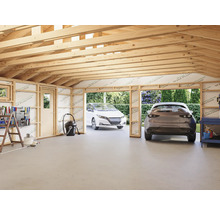 Rymligt garage med träram, två bilar, verktyg och tillbehör