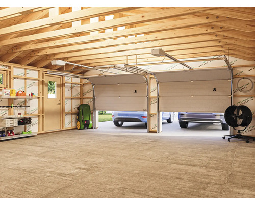 Öppet garage med två parkerade bilar, hyllor och en träkonstruktion