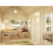 Interiör av ett ljust barnlekstuga med fönster, dörr, bord, stol och dekoration