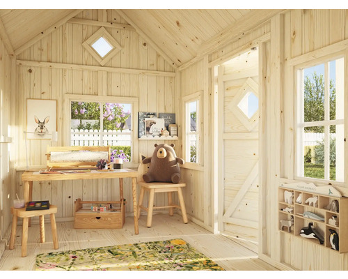 Interiör av ett ljust barnlekstuga med fönster, dörr, bord, stol och dekoration