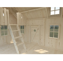 Inre vy av en lekstuga i trä med stege, fönster och dörr