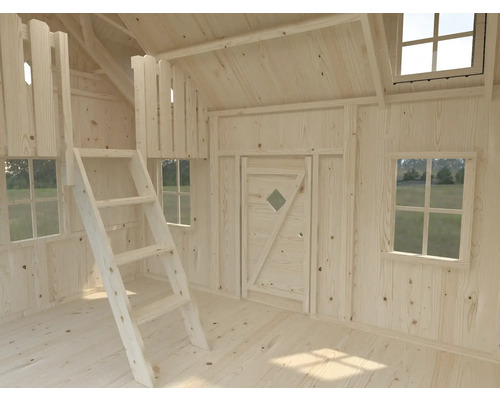 Inre vy av en lekstuga i trä med stege, fönster och dörr