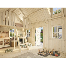 Interiör av ett ljust, rymligt lekhus i trä med stege, fönster och leksaker