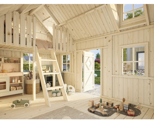 Interiör av ett ljust, rymligt lekhus i trä med stege, fönster och leksaker