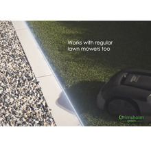 Scen med konstgräs, grus och robotgräsklippare