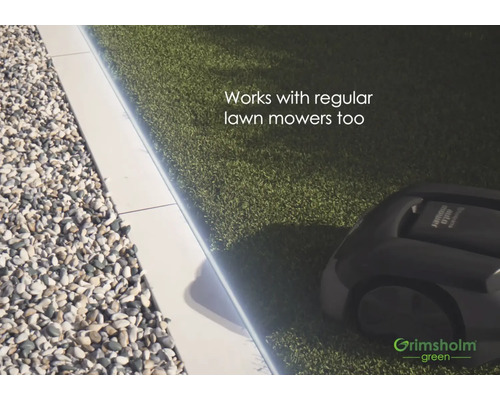 Scen med konstgräs, grus och robotgräsklippare