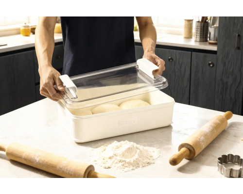 Degbehållare med lock och två kavelar samt mjöl på en köksbänk