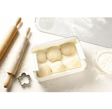 Deg i matlåda bredvid kavel, kakform och degmatta