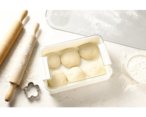 Deg i matlåda bredvid kavel, kakform och degmatta