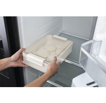 Person ställer en degskål med lock i kylen