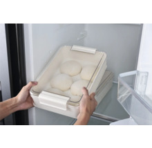 Degbehållare med degbitar i kylskåpet