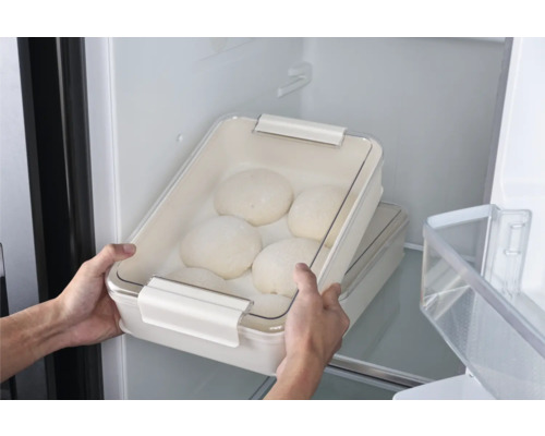 Degbehållare med degbitar i kylskåpet