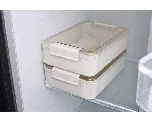 Två rektangulära förvaringsbehållare med transparenta lock i kylskåpet