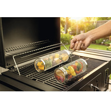 Grönsaksrulle på en grill med grillad mat