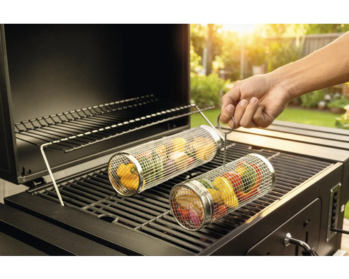 Grönsaksrulle på en grill med grillad mat