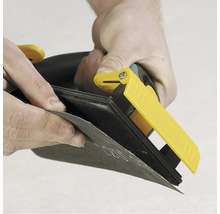 Handslipmaskin med sandpapper i bruk