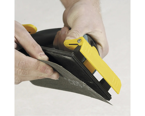 Handslipmaskin med sandpapper i bruk