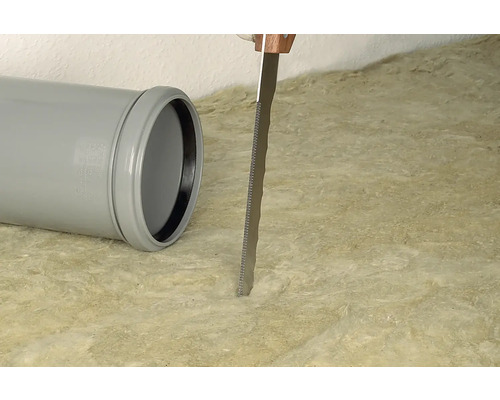 Grått plaströr och en såg skär isoleringsull.