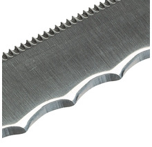 Närbild av ett metallsågblad med tandad kant