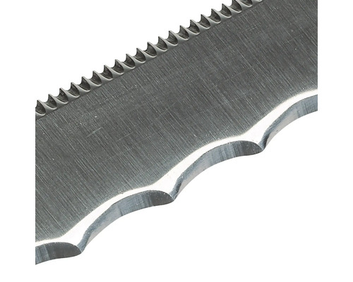 Närbild av ett metallsågblad med tandad kant