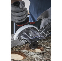 Fräsmaskin med utsugningsanordning som används på en träbit